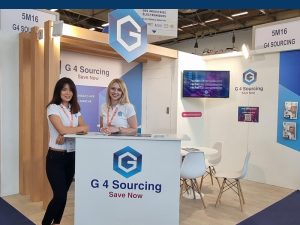 Salon de G4 sourcing avec deux femmes derrière un kiosque