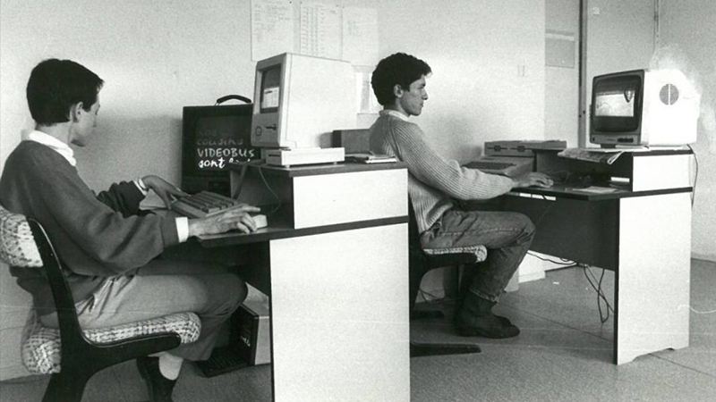 Deux collaborateurs d'SVD Studio derrière des ordinateurs dans les années 1980, l'histoire de SVD Studio
