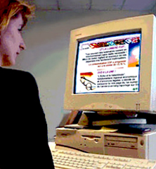 Une personne derrière son ordinateur en train de regarder VisioNewsPC