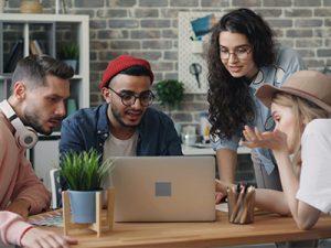 équipe devant un ordinateur qui se demande si du contenu doit-être statique ou dynamique quand on fait de l'affichage dynamique