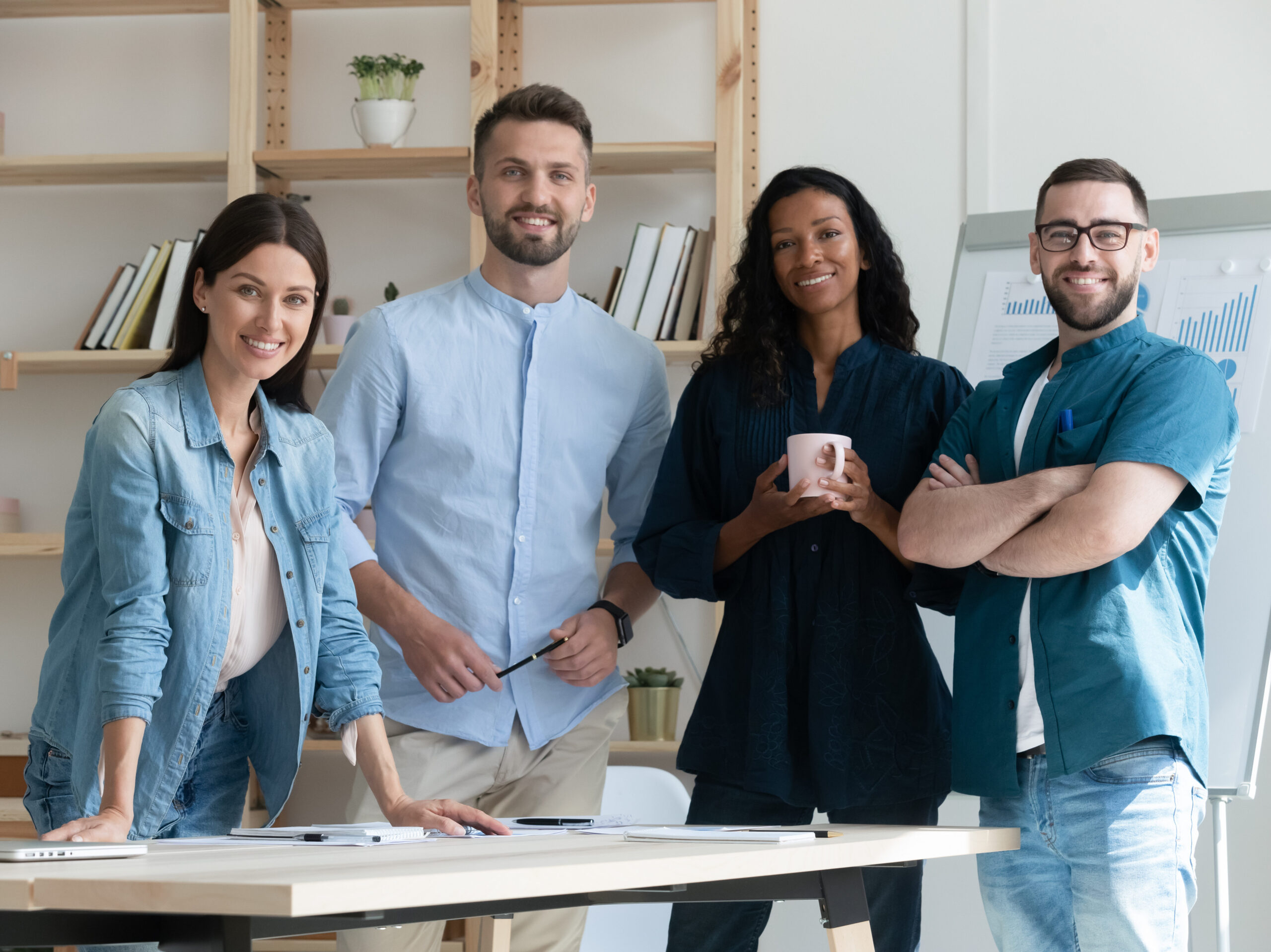 Sentiment d'appartenance en entreprise avec l'affichage dynamique : Équipe de collaborateur avec un fort sentiment d'appartenance à leur organisation