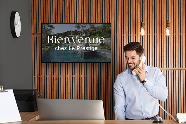 Affichage dynamique CHR : écran de bienvenue à l'hôtel